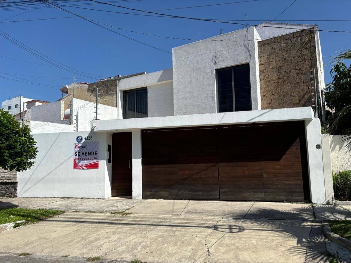 Lujo en Camino Real: 8 Recámaras a la Venta